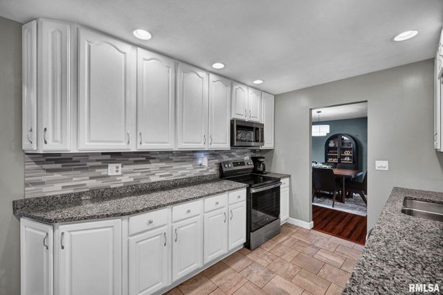 336 W BARRINGTON Road, Peoria, IL 61614