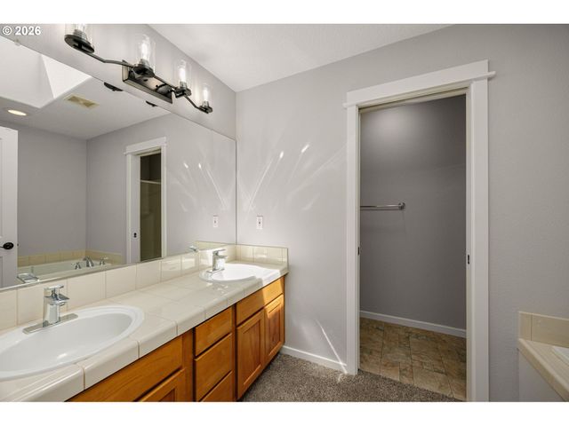7024 Ne CHERRY Dr, Hillsboro, OR 97124