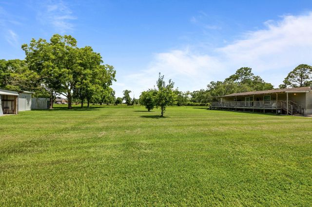 468 County Road 545, Alvin, TX 77511