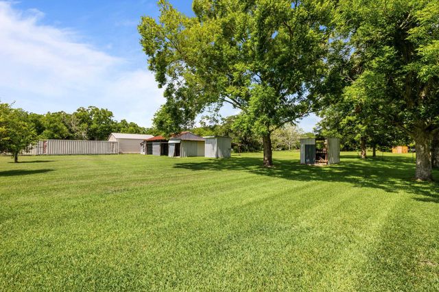 468 County Road 545, Alvin, TX 77511