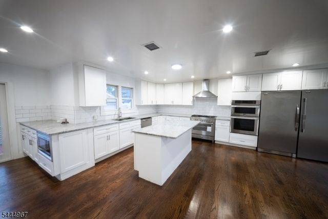 51 Greenwich Dr, Bergenfield Boro, NJ 07621