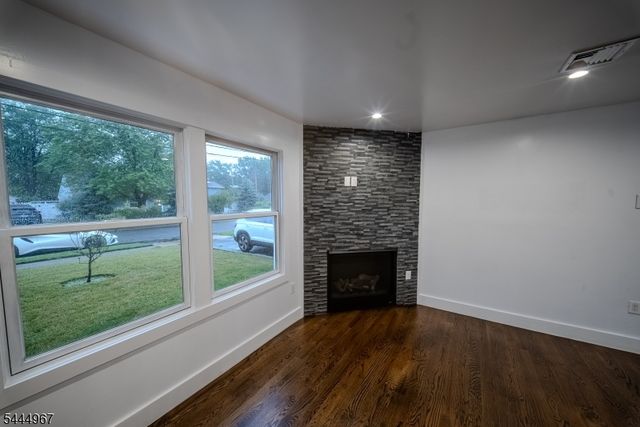 51 Greenwich Dr, Bergenfield Boro, NJ 07621