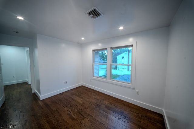 51 Greenwich Dr, Bergenfield Boro, NJ 07621