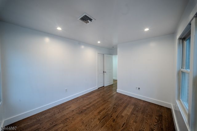 51 Greenwich Dr, Bergenfield Boro, NJ 07621