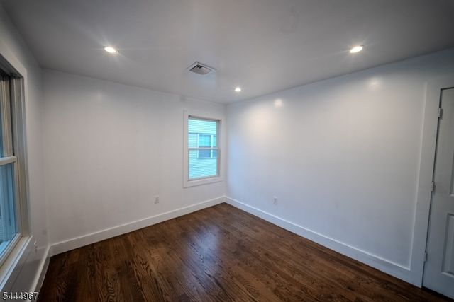51 Greenwich Dr, Bergenfield Boro, NJ 07621