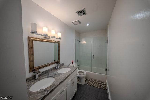 51 Greenwich Dr, Bergenfield Boro, NJ 07621