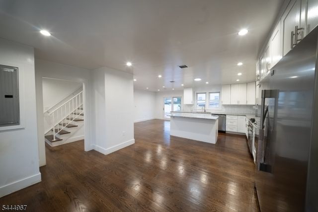 51 Greenwich Dr, Bergenfield Boro, NJ 07621