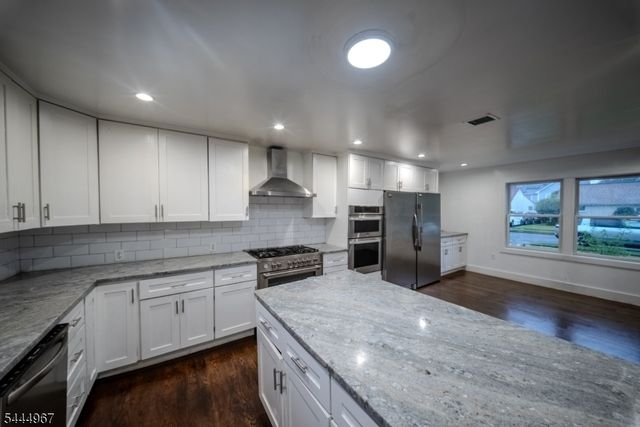 51 Greenwich Dr, Bergenfield Boro, NJ 07621