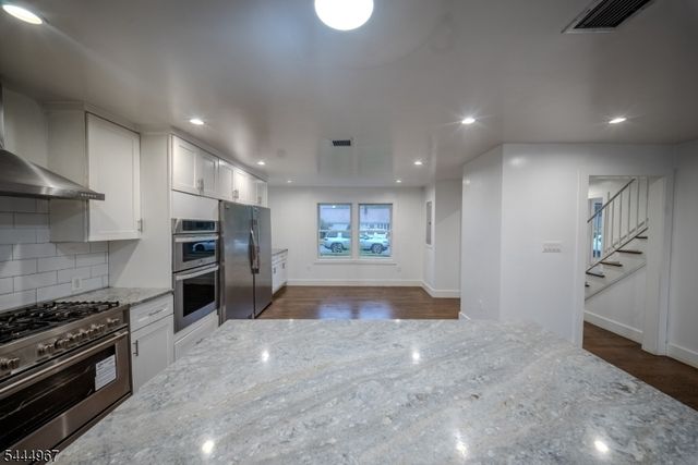51 Greenwich Dr, Bergenfield Boro, NJ 07621