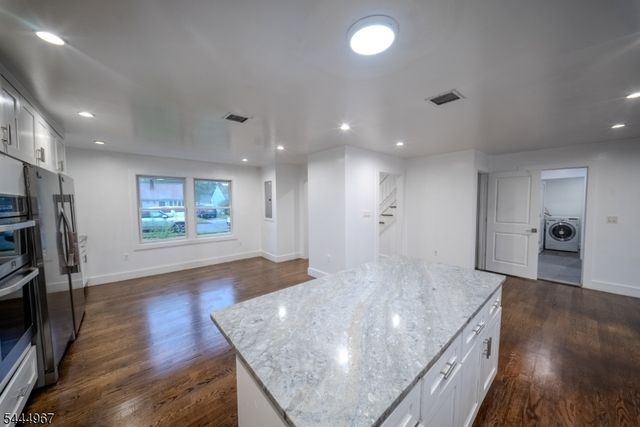 51 Greenwich Dr, Bergenfield Boro, NJ 07621
