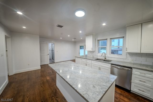 51 Greenwich Dr, Bergenfield Boro, NJ 07621