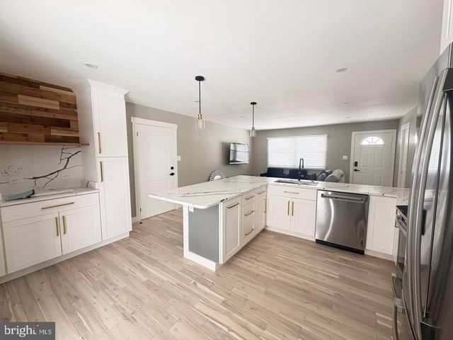 13223 HAWTHORN LN, Woodbridge, VA 22193