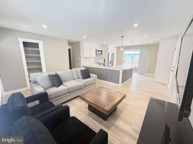 13223 HAWTHORN LN, Woodbridge, VA 22193