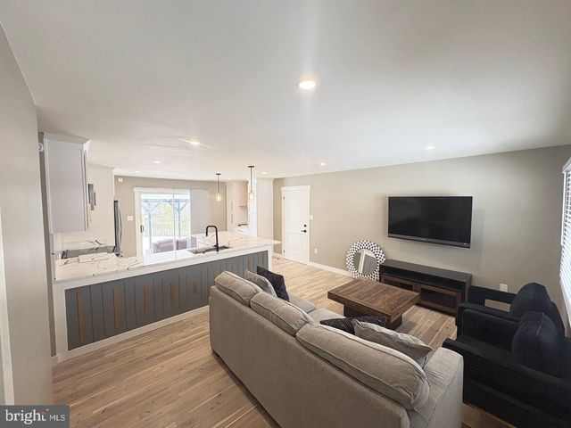 13223 HAWTHORN LN, Woodbridge, VA 22193