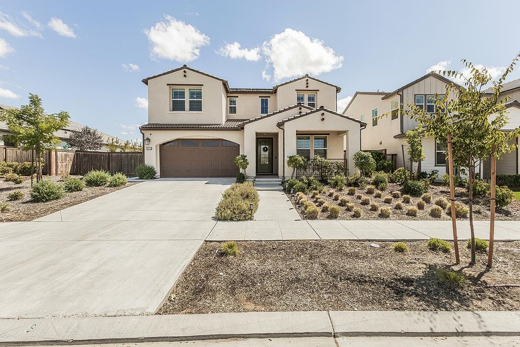 Image 2 of property listing at 4475 Crown Bluffs Drive, Madera, CA 93636