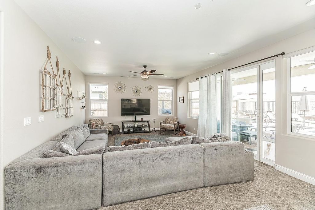 Image 7 of property listing at 4475 Crown Bluffs Drive, Madera, CA 93636