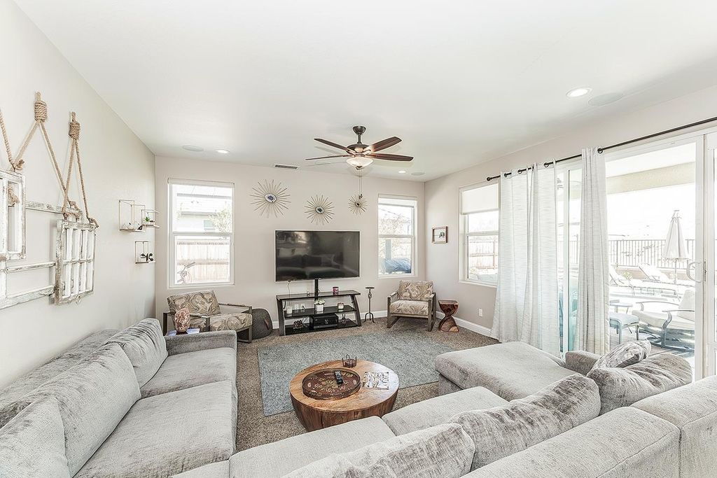 Image 8 of property listing at 4475 Crown Bluffs Drive, Madera, CA 93636