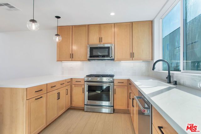 11216 W Victory Boulevard 5, North Hollywood (los Angeles), CA 91606