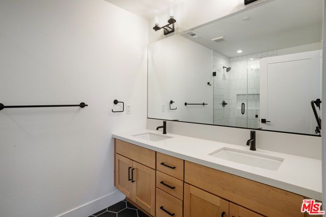 11216 W Victory Boulevard 5, North Hollywood (los Angeles), CA 91606