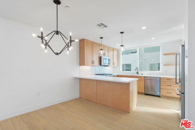 11216 W Victory Boulevard 5, North Hollywood (los Angeles), CA 91606