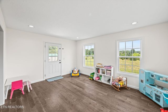 13723 Old Kentucky Rd, Walling, TN 38587