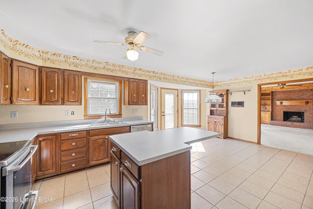 3905 Deer Lake Ct, Prospect, KY 40059