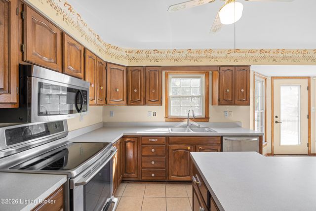 3905 Deer Lake Ct, Prospect, KY 40059