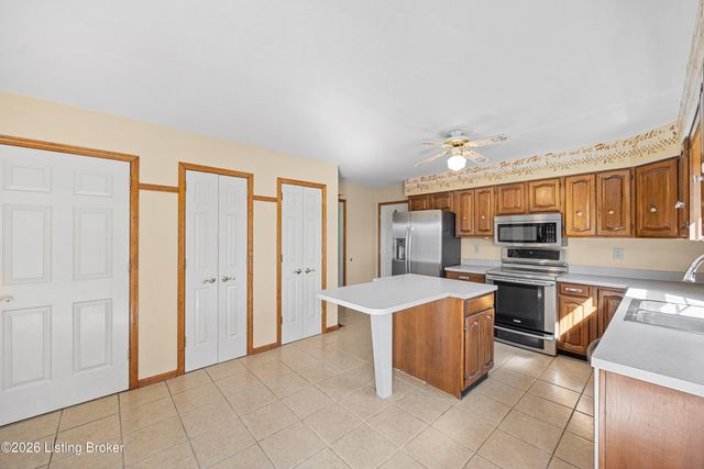 3905 Deer Lake Ct, Prospect, KY 40059