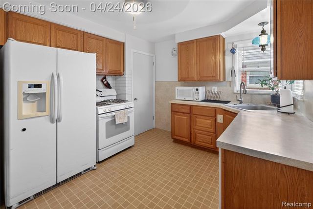 30242 Taylor Street, Saint Clair Shores, MI 48082