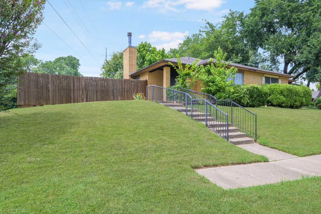 2114 Valleywood Drive, Arlington, TX 76013