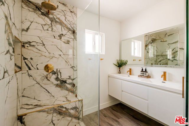 23262 Ostronic Drive, Woodland Hills (los Angeles), CA 91367