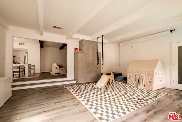 23262 Ostronic Drive, Woodland Hills (los Angeles), CA 91367