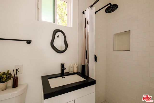 23262 Ostronic Drive, Woodland Hills (los Angeles), CA 91367