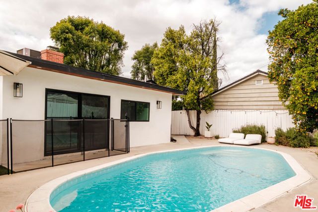23262 Ostronic Drive, Woodland Hills (los Angeles), CA 91367
