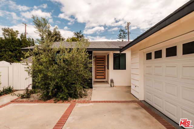 23262 Ostronic Drive, Woodland Hills (los Angeles), CA 91367