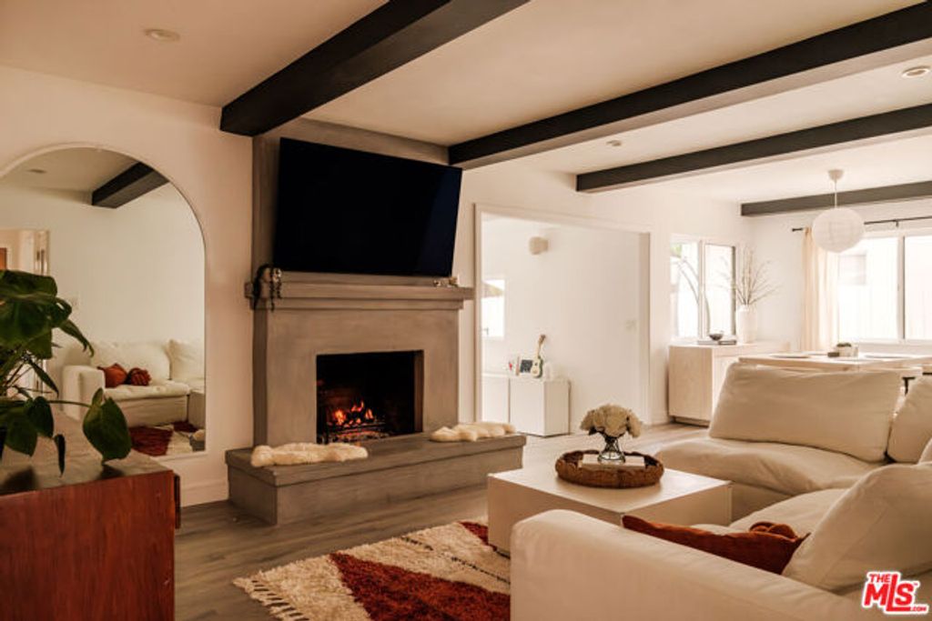 23262 Ostronic Drive, Woodland Hills (los Angeles), CA 91367
