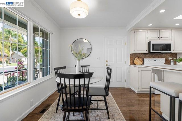 2090 Foxswallow Rd, Pleasanton, CA 94566