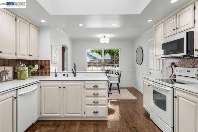 2090 Foxswallow Rd, Pleasanton, CA 94566