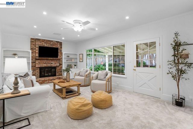 2090 Foxswallow Rd, Pleasanton, CA 94566