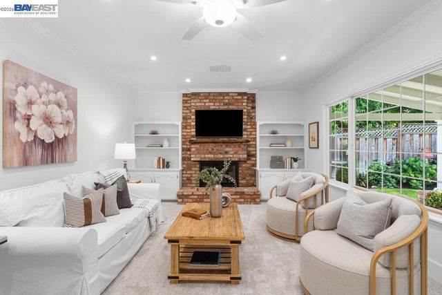 2090 Foxswallow Rd, Pleasanton, CA 94566