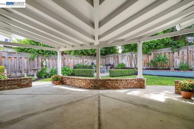 2090 Foxswallow Rd, Pleasanton, CA 94566