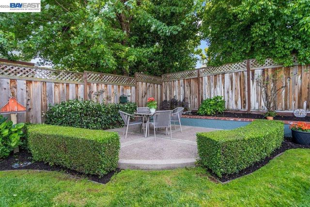 2090 Foxswallow Rd, Pleasanton, CA 94566