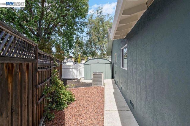 2090 Foxswallow Rd, Pleasanton, CA 94566