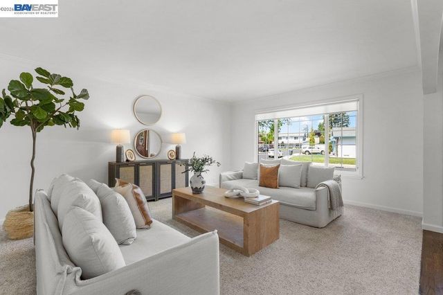 2090 Foxswallow Rd, Pleasanton, CA 94566