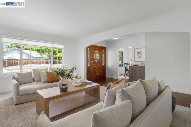 2090 Foxswallow Rd, Pleasanton, CA 94566