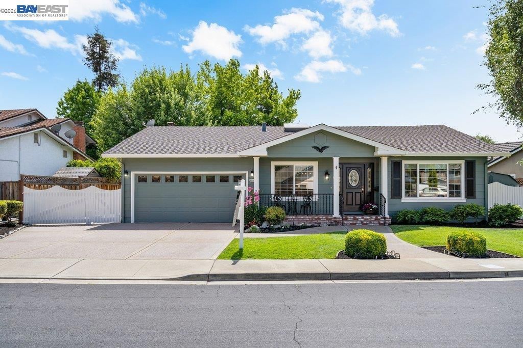 Image 1 of property listing at 2090 Foxswallow Rd, Pleasanton, CA 94566