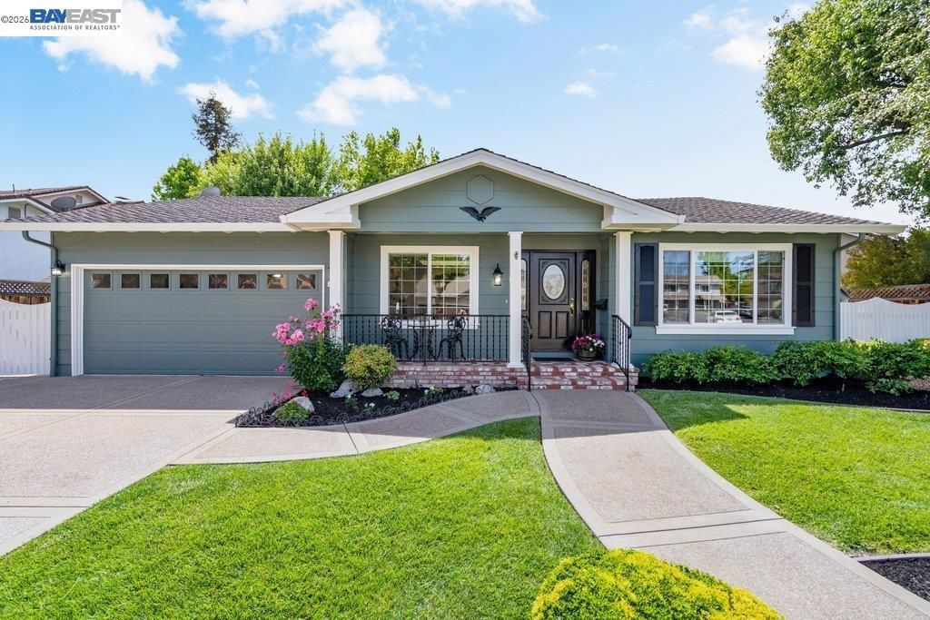 Image 2 of property listing at 2090 Foxswallow Rd, Pleasanton, CA 94566