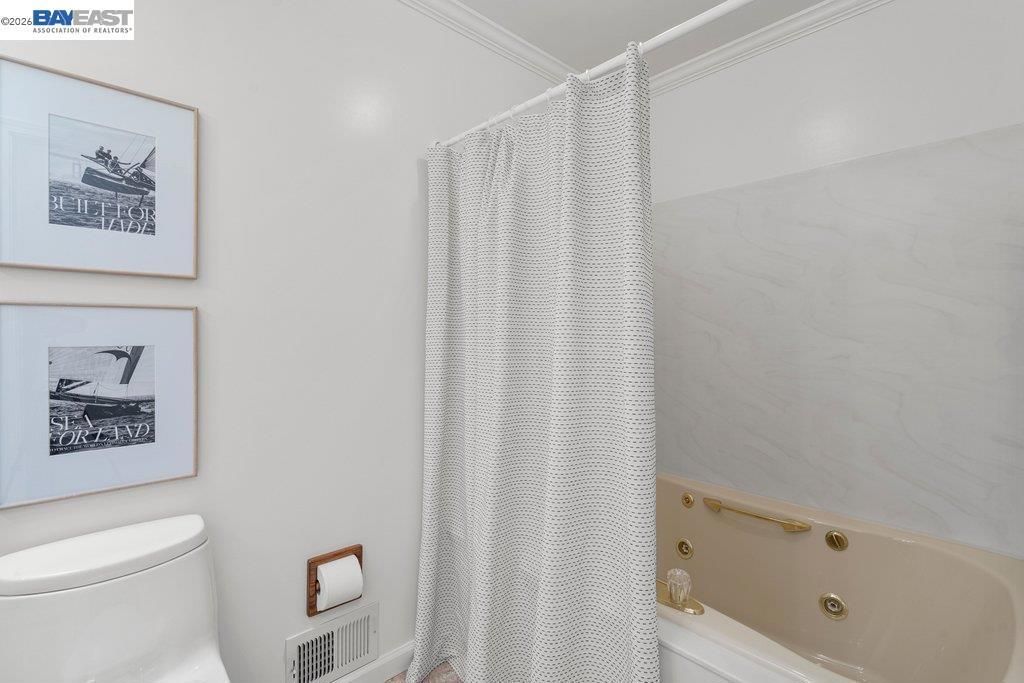 Image 32 of property listing at 2090 Foxswallow Rd, Pleasanton, CA 94566