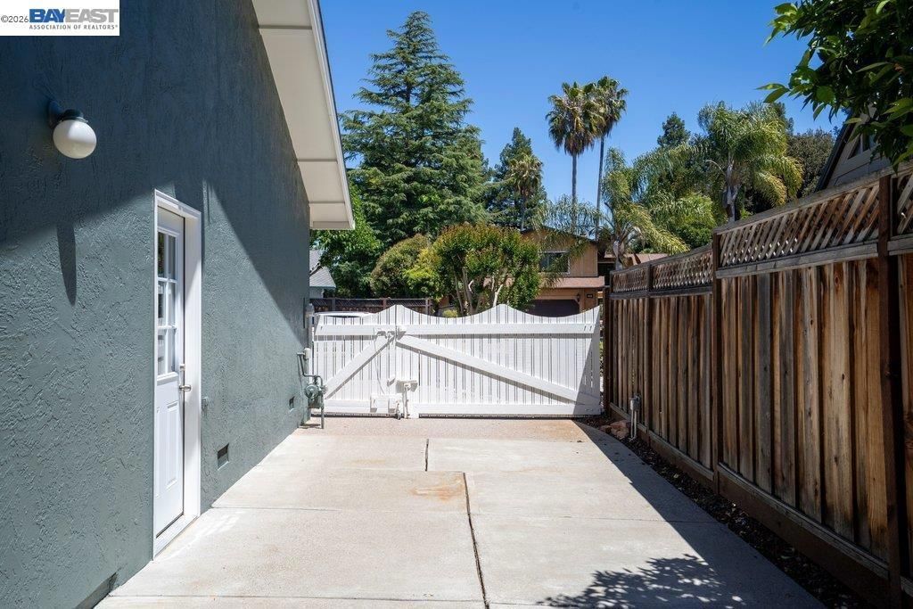 Image 40 of property listing at 2090 Foxswallow Rd, Pleasanton, CA 94566
