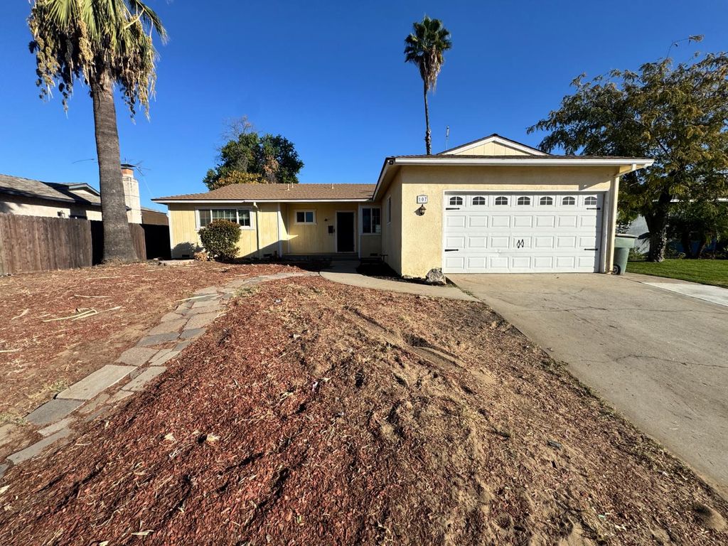 Image 1 of property listing at 107 W Richert Avenue, Clovis, CA 93612